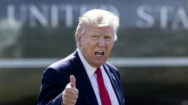 El presidente de EEUU, Donald Trump, ante el Air Force One, antes de partir al cónclave conservador.