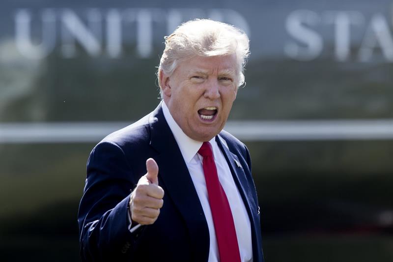 El presidente de EEUU, Donald Trump, ante el Air Force One, antes de partir al cónclave conservador.