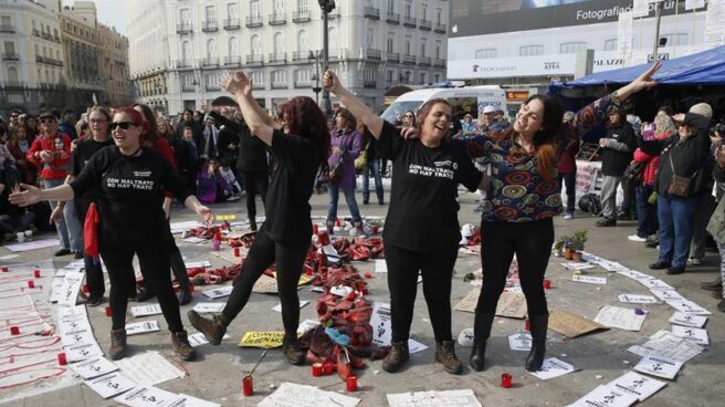 Las mujeres, en la Puerta del Sol, durante su protesta.Las mujeres, en la Puerta del Sol, durante su protesta.