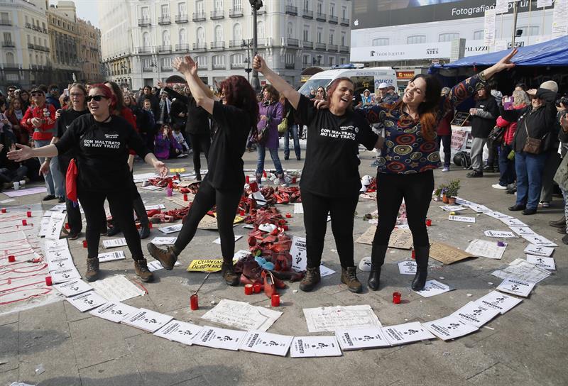 Las mujeres, en la Puerta del Sol, durante su protesta.Las mujeres, en la Puerta del Sol, durante su protesta.