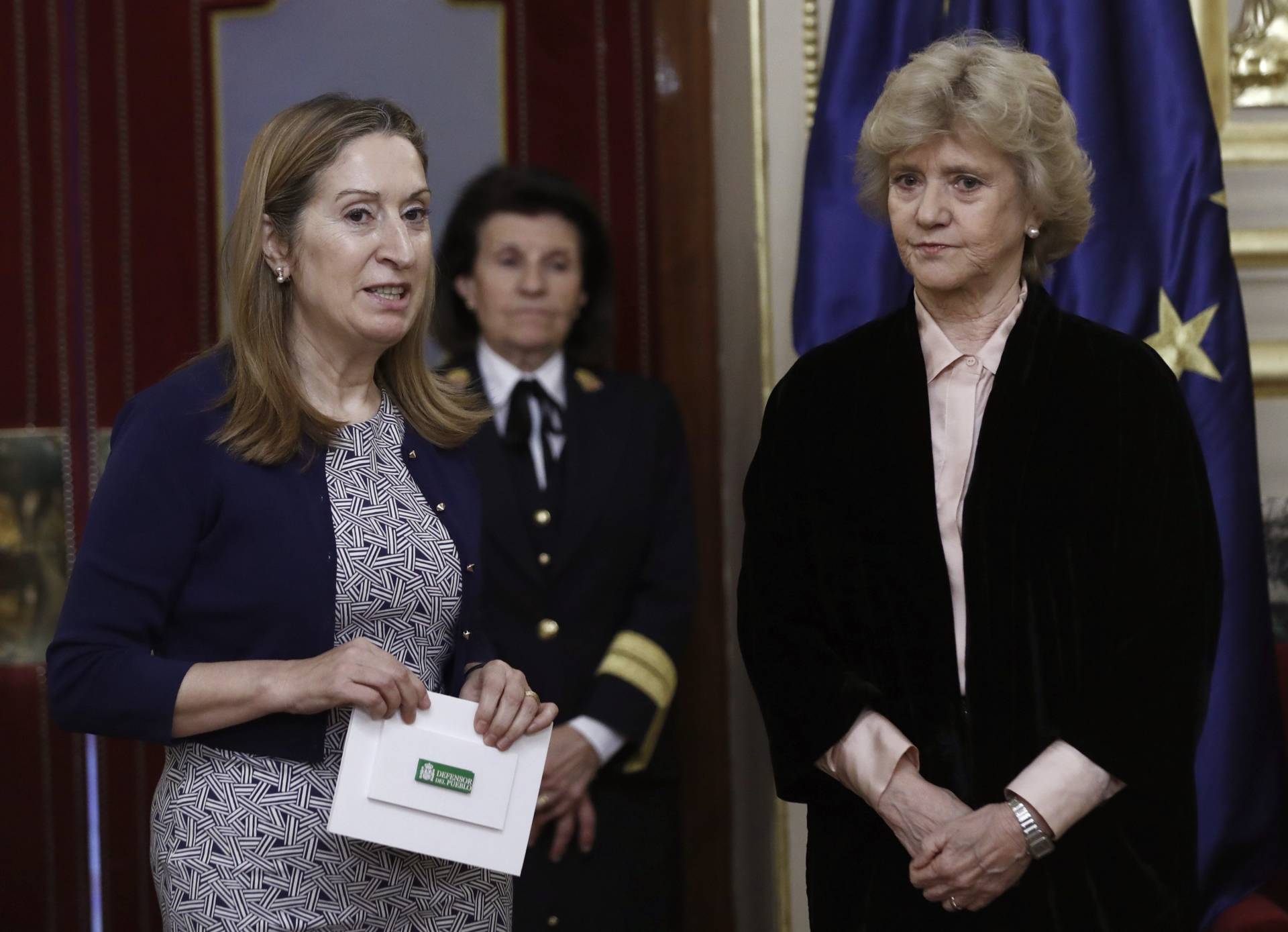 Ana Pastor y Soledad Becerril, en el Congreso de los Diputados.