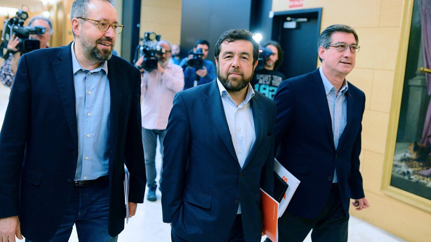 Juan Carlos Girauta, Miguel Gutiérrez e Ignacio Prendes, de la delegación de Ciudadanos en la comisión de seguimiento.