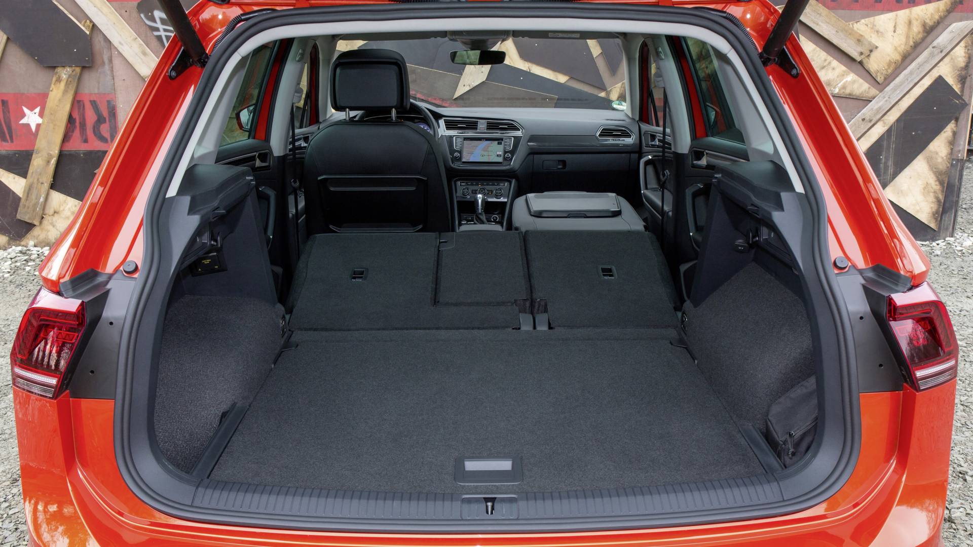 Abatiendo los asientos traseros, el volumen total de carga asciende a 1.655 litros. Además, la posibilidad de abatir el respaldo del asiento del acompañante posibilita poder transportar objetos largos.