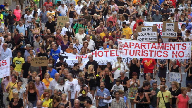 Manifestantes protestando en Barcelona contra los alquileres turísticos.