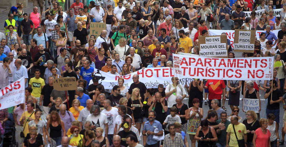 Manifestantes protestando en Barcelona contra los alquileres turísticos.