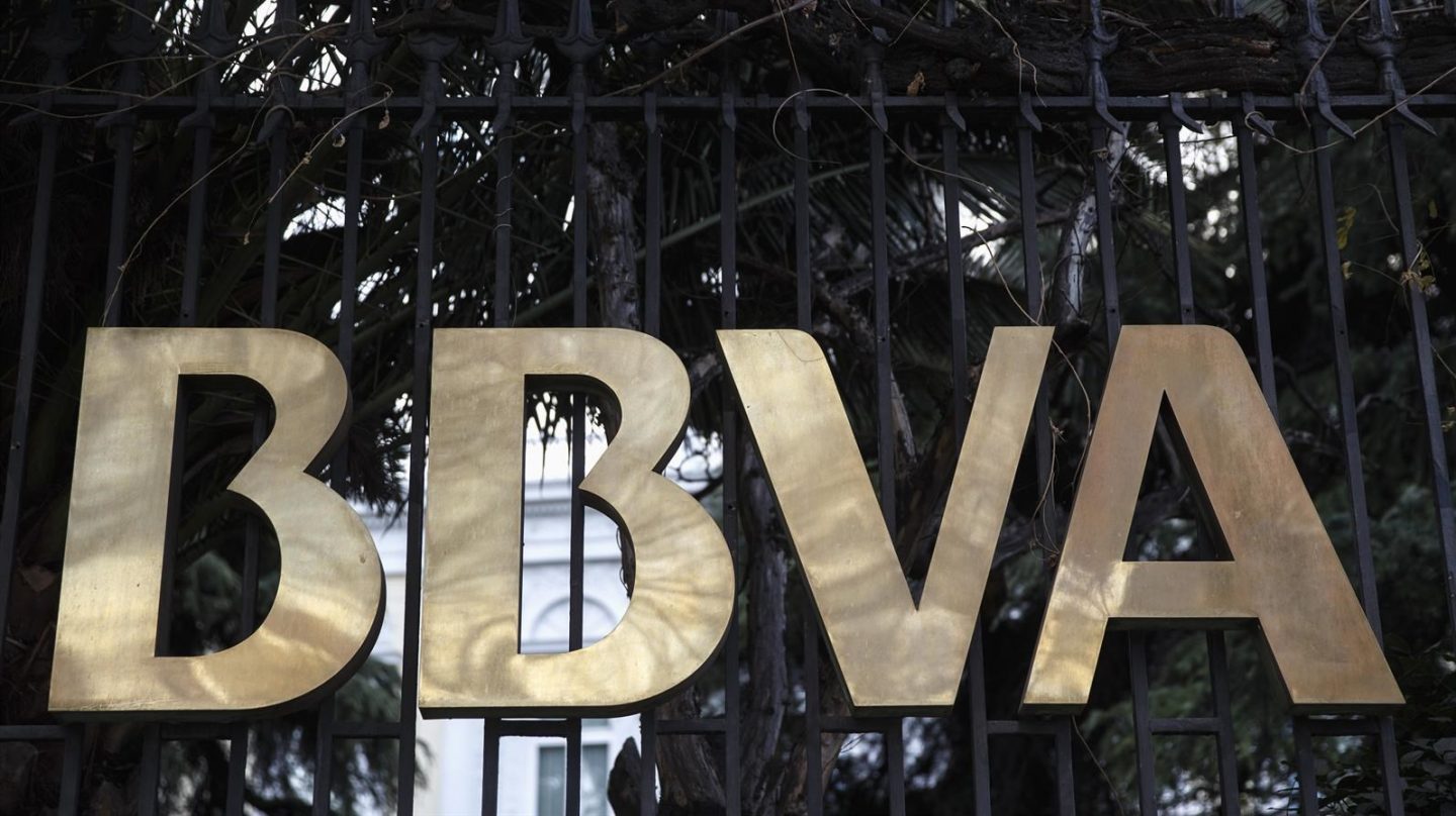 Logo del BBVA en la facha de una de sus sedes.