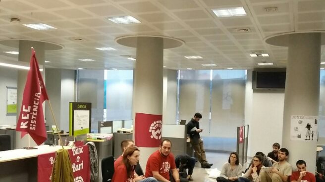 Los concejales de la CUP participan en la okupación de la sede de Bankia en Barcelona