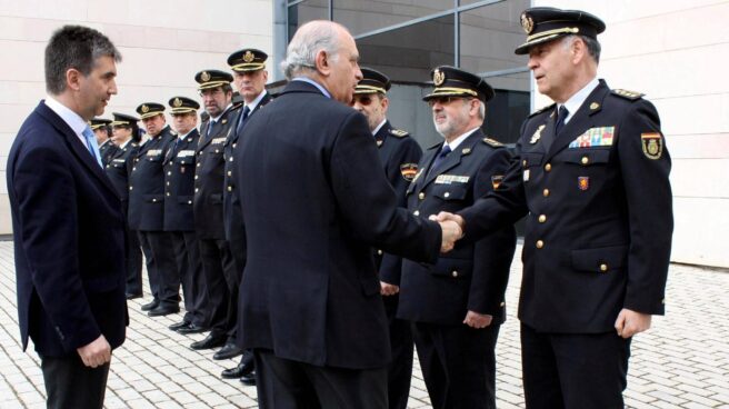 Anticorrupción pide imputar al ex 'número dos' de la Policía y al chófer de Bárcenas Jorge Fernández Díaz, entonces ministro del Interior, estrecha la mano a Eugenio Pino en presencia de Ignacio Cosidó en un acto de la Policía.