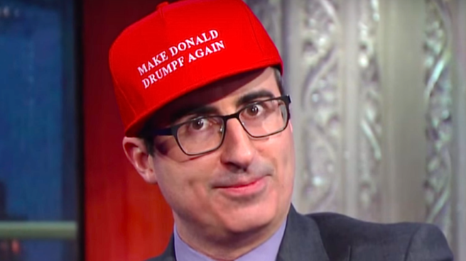 El humorista John Oliver, con una gorra que hace referencia al lema de campaña de Donald Trump. Fallon, Kimmel, Colbert