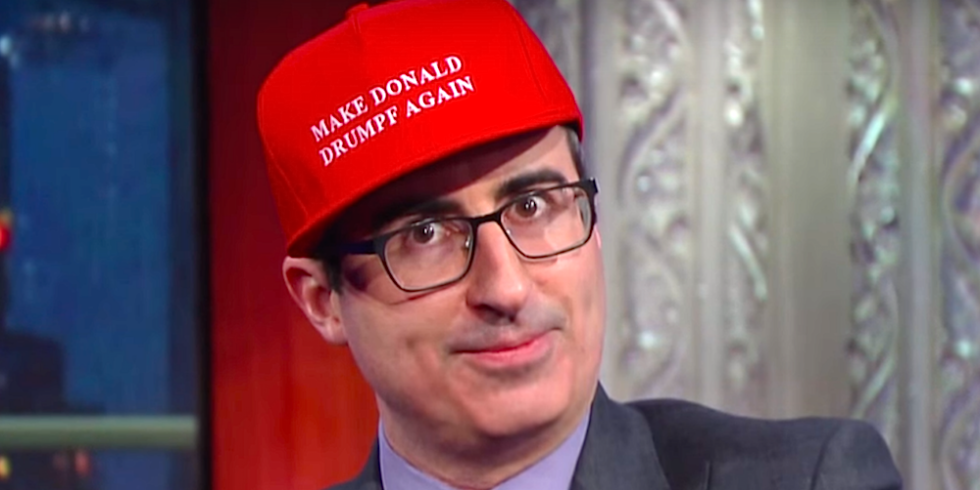 El humorista John Oliver, con una gorra que hace referencia al lema de campaña de Donald Trump. Fallon, Kimmel, Colbert