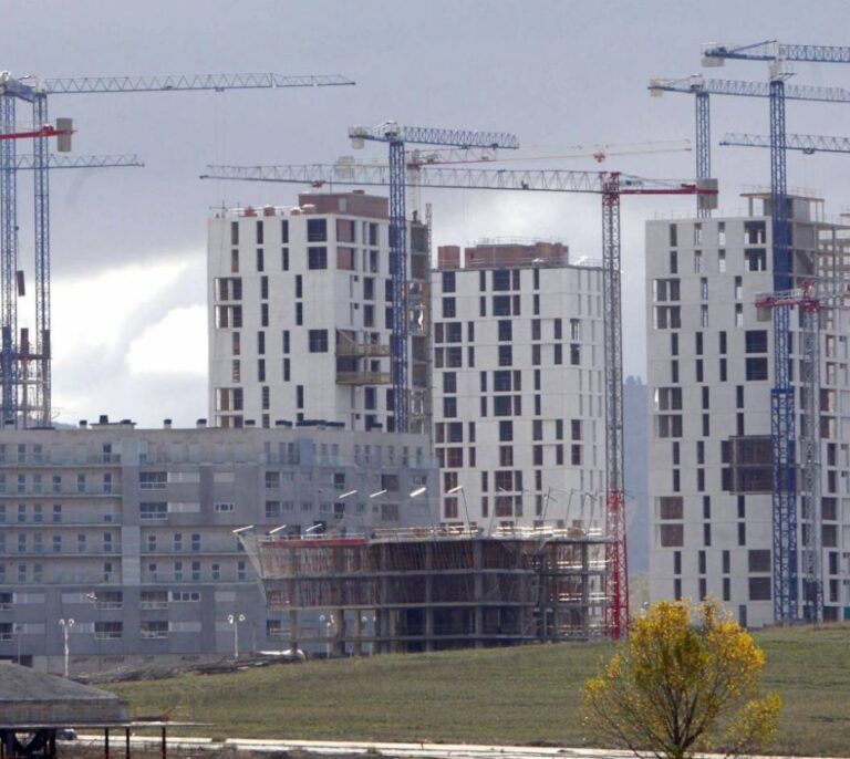 Funcas eleva una décima su previsión de PIB para este año y mantiene la de 2020
