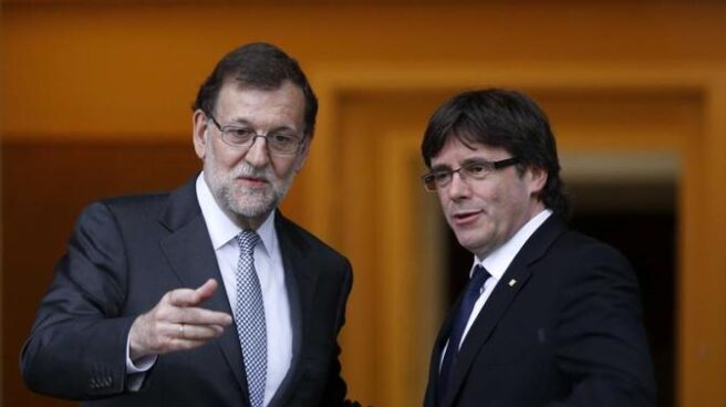 El-presidente-del-Gobierno-Mariano-Rajoy-i-junto-al-separatista-Carles-Puigdemont-d-en-el-Palacio-de-la-Moncloa-le-ha-regalado-un-ejemplar-de-El-Quijote.-Efe. Rajoy recibió a Puigdemont en Moncloa en abrirl del año pasado