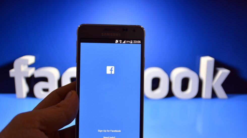 Logo de Facebook en una aplicación de un smartphone.