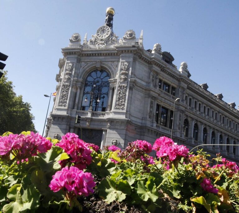 La banca endurece la concesión del crédito a pymes y abre el grifo al consumo