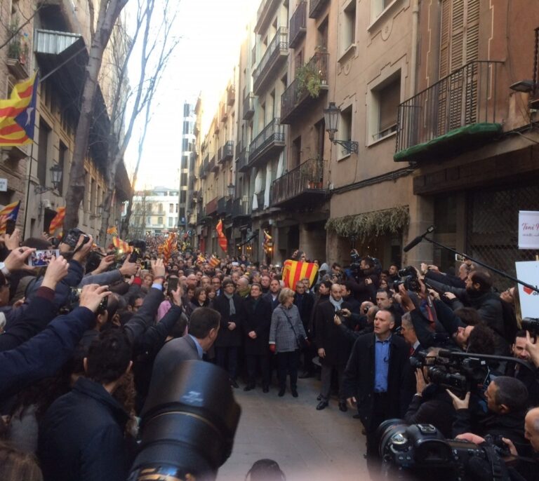 El Gobierno reacciona a la movilización: "No se juzga ni a Cataluña ni a los catalanes"