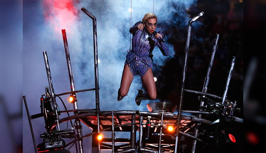 La cantante Lady Gaga durante su actuación en la Super Bowl LI.