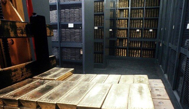Gold Lingotes de oro almacenados en una cámara de seguridad.