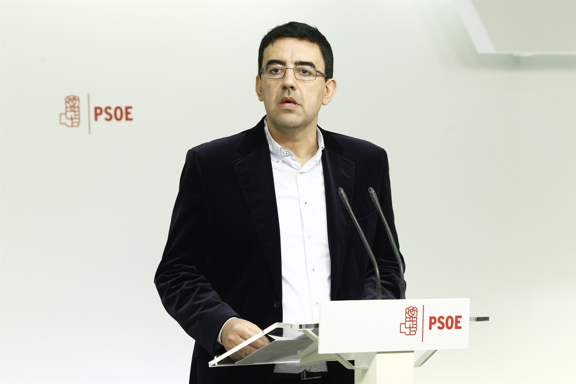 El presidente de la Gestora del PSOE, Mario Jiménez, ante los medios.