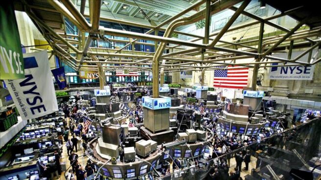 Vista de la bolsa de Nueva York en plena actividad bursátil.