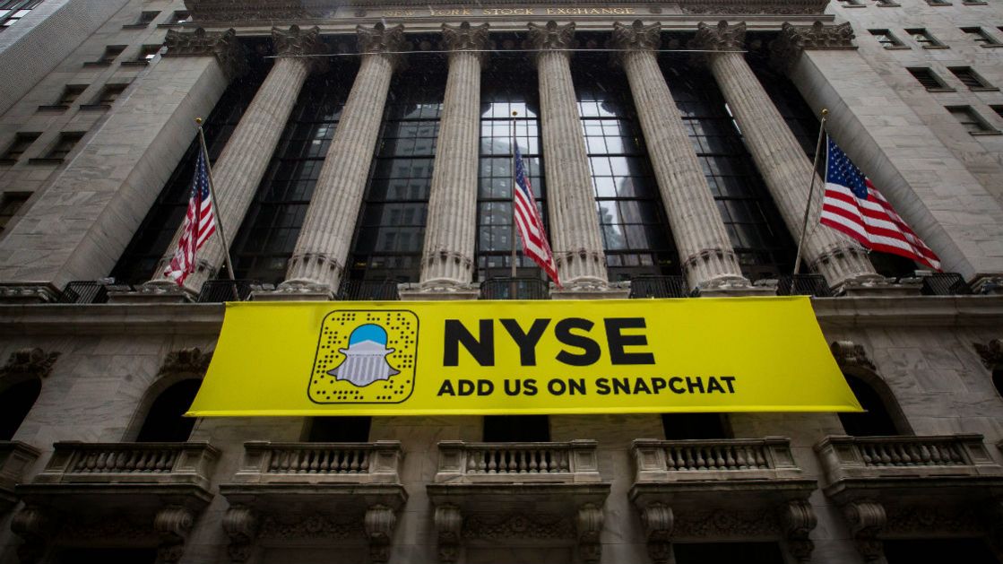 Fachada de Wall Street, en Nueva York, con los colores de Snapchat.