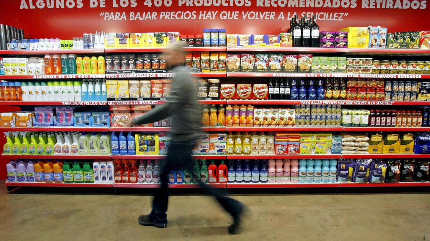 Estantes con productos en un supermercado.