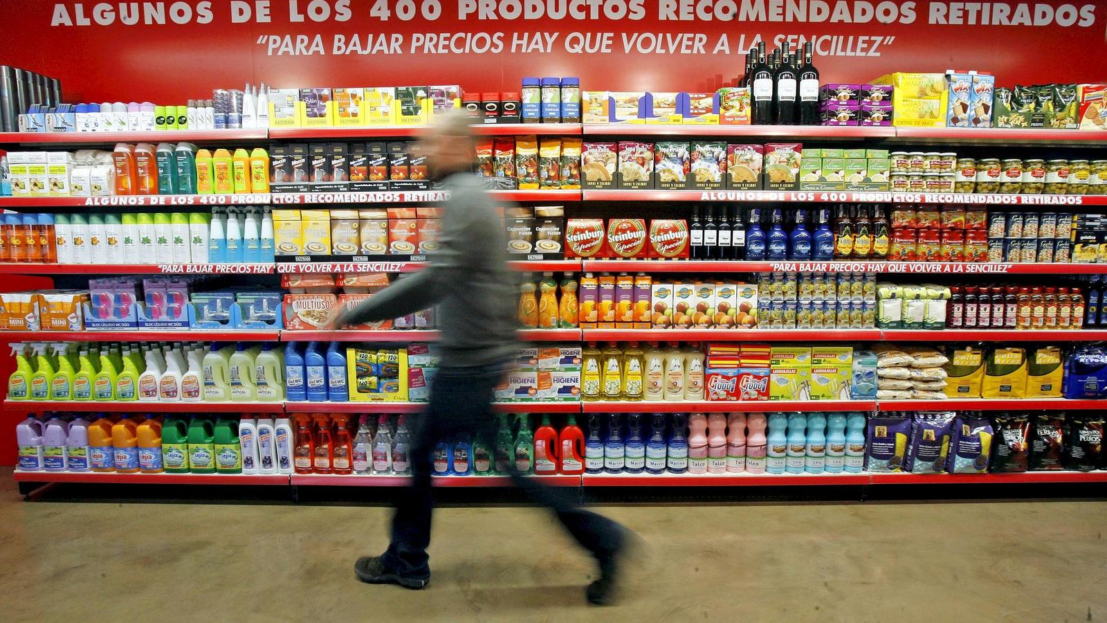 Estantes con productos en un supermercado.