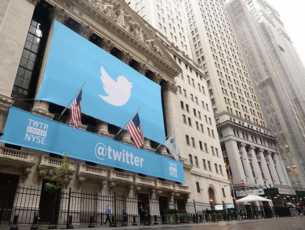 Fachada de Wall Street tras el debut bursátil de Twitter.