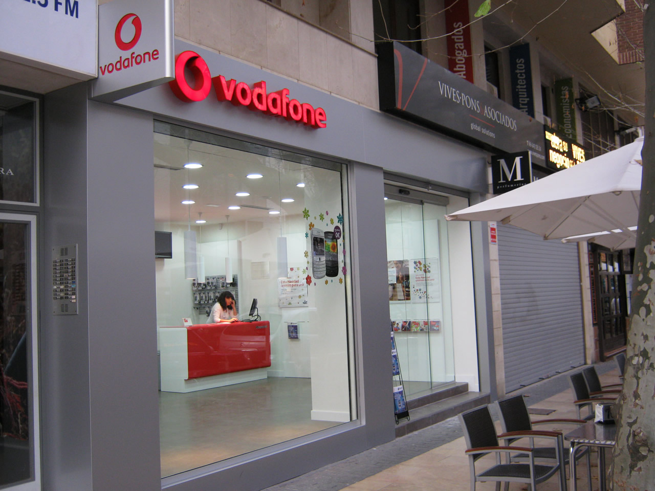 Fachada de una tienda de Vodafone en Madrid.