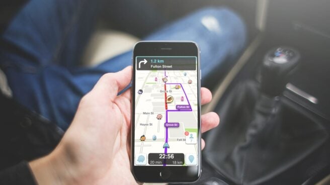 Waze Un usuarios utilizando la aplicación de Waze.