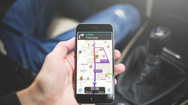 Un usuarios utilizando la aplicación de Waze.