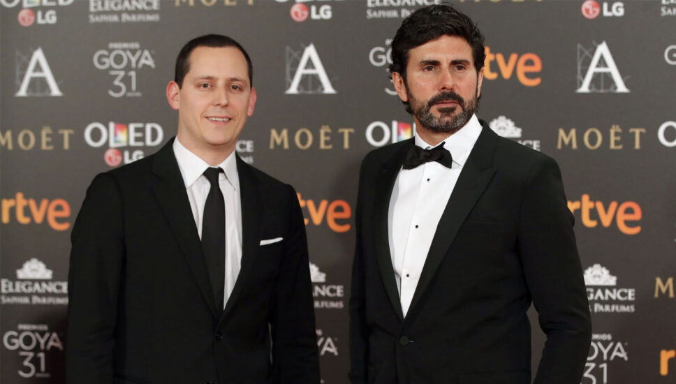 Los realizadores Hernán Zin y Olmo Figueredo , candidatos al mejor documental por "Nacido en Siria", a su llegada a la gala de entrega de los Premios Goya 2017.