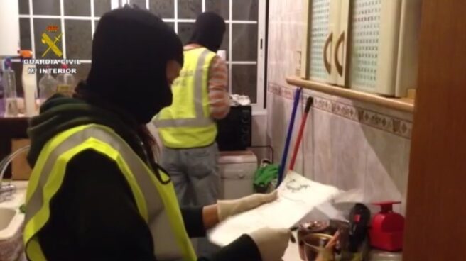 Agentes de la Guardia Civil, durante una operación antiyihadista. Agentes de la Guardia Civil, durante una operación antiyihadista.