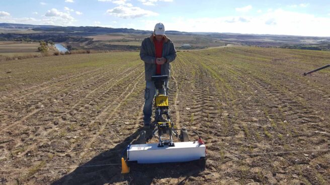 Geólogolo del CAI Geólogo del CAI con el georradar buscando la ciudad romana