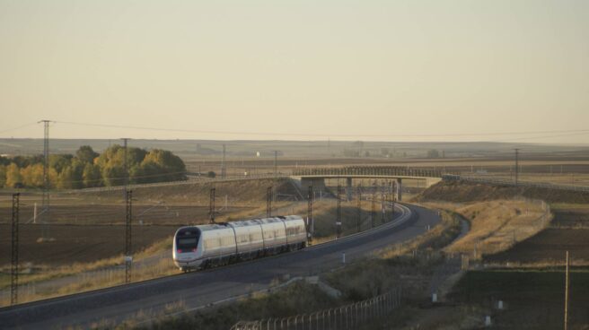 Un tren Avant recorre la línea Valladolid-Palencia-León