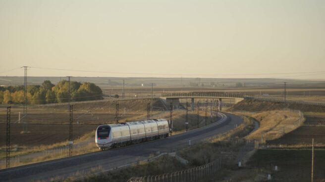 ave palencia Un tren Avant recorre la línea Valladolid-Palencia-León