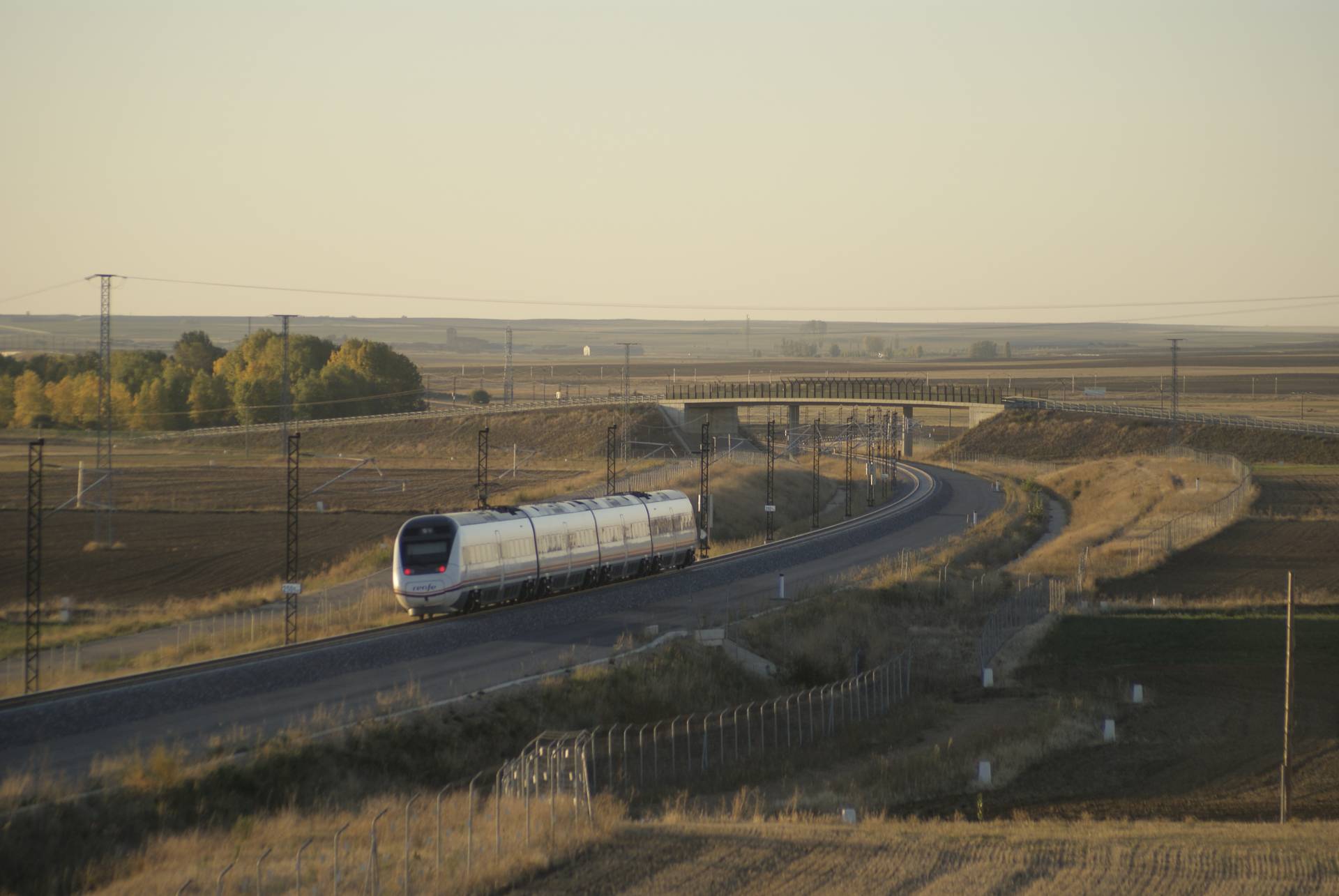 Un tren Avant recorre la línea Valladolid-Palencia-León