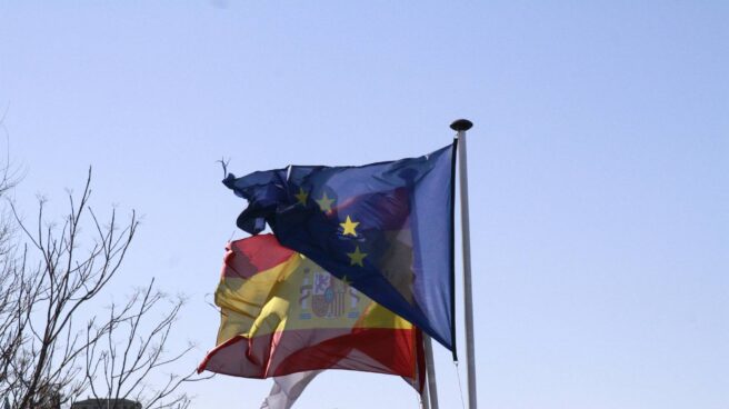 Banderas de la Unión Europea y de España.