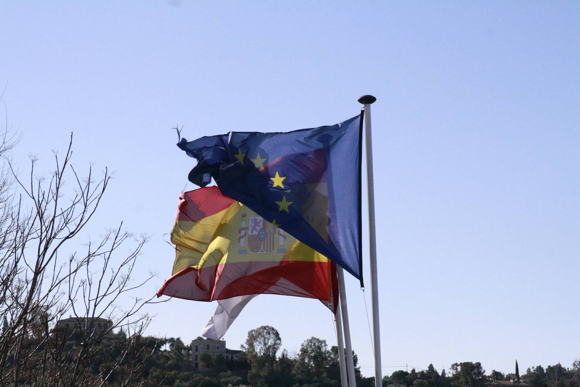 Banderas de la Unión Europea y de España.