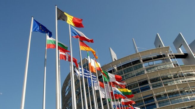 Banderas de los países miembros de la Unión Europea frente al Parlamento Europeo.