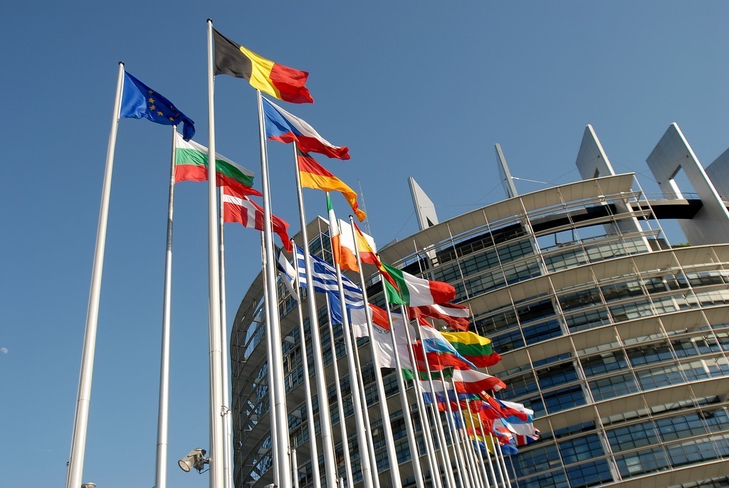 Banderas de los países miembros de la Unión Europea frente al Parlamento Europeo.