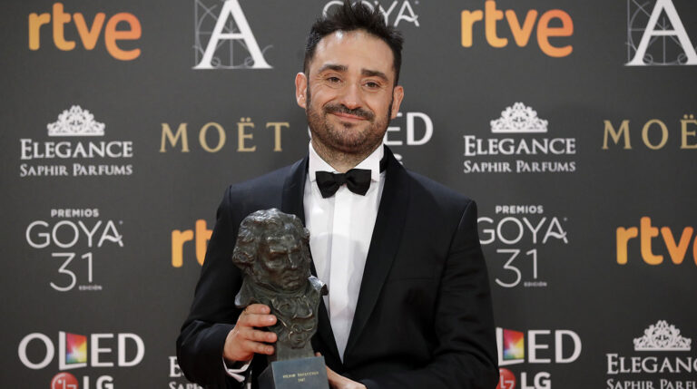 El realizador Juan Antonio Bayona posa con el premio a la "Mejor Dirección", por su película "Un monstruo viene a verme".