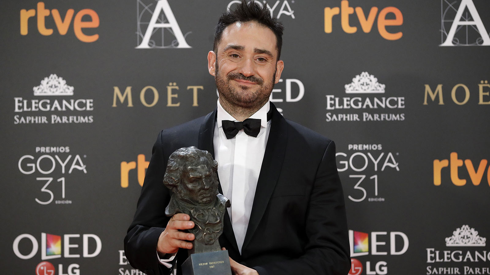 El realizador Juan Antonio Bayona posa con el premio a la "Mejor Dirección", por su película "Un monstruo viene a verme".