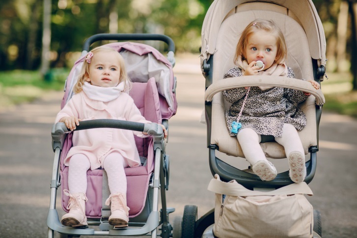 Bebés paseando en sus carritos