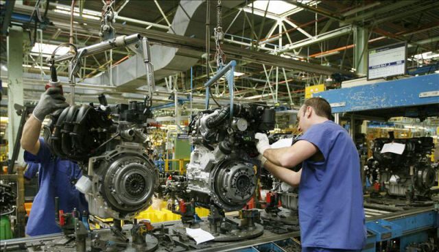 Cadena de montaje de automóviles en España.