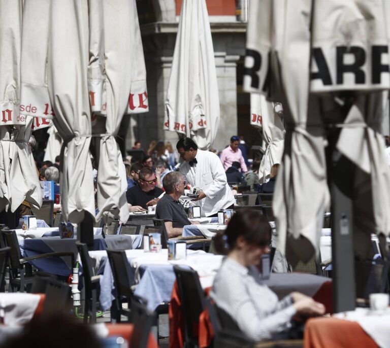 El paro cae por debajo de los cuatro millones por primera vez en ocho años