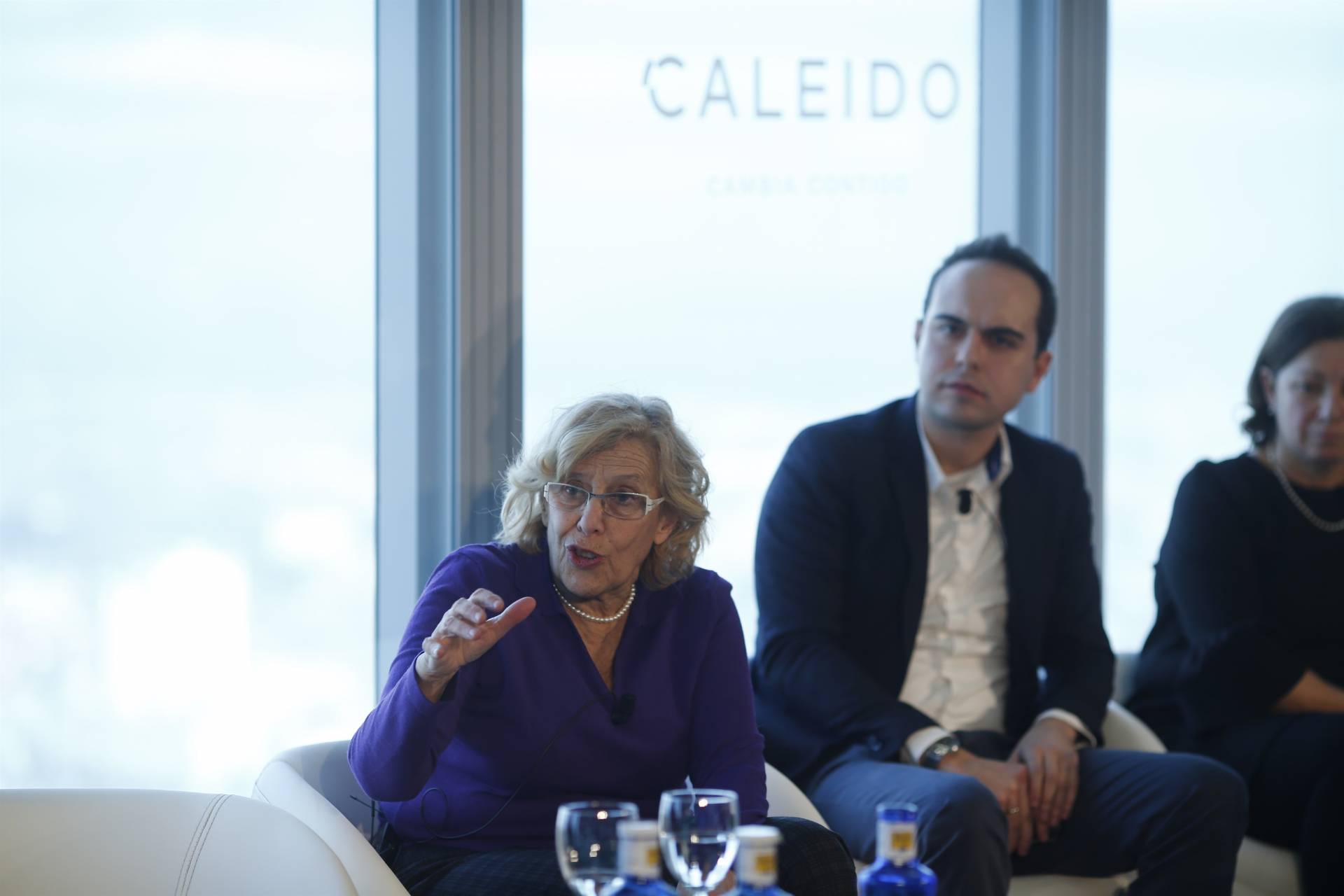 La alcaldesa de Madrid, Manuela Carmena, y el concejal de Urbanismo, José Manuel Calvo, en la presentación de la quinta torre de OHL.