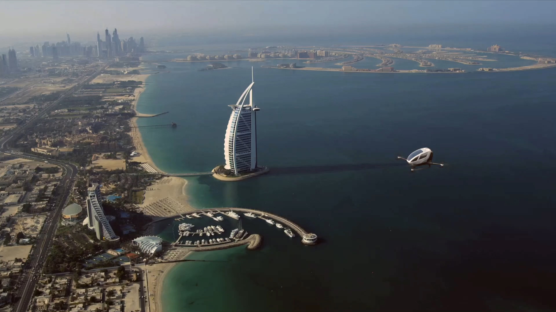 Taxis autónomos: Un prototipo de Ehang surca los cielos de Dubai, cerca del Burj Al Arab, el mejor hotel del mundo.