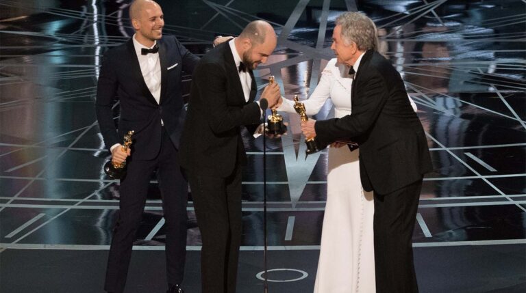 Faye Dunaway y Warren Beatty entregan el Oscar a la Mejor Película a los productores de 'La La Land', antes de darse cuenta del error. /EFE