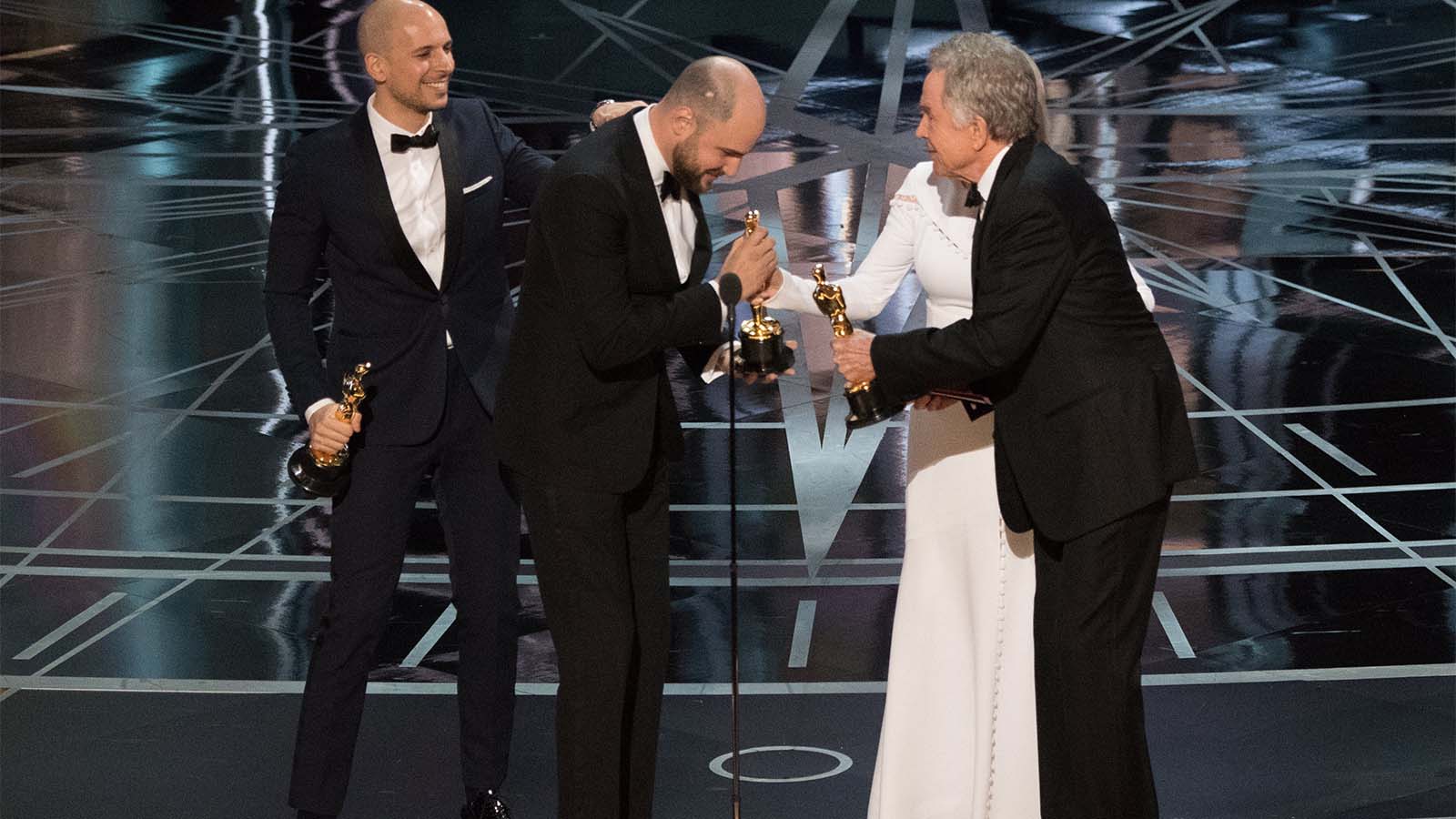Faye Dunaway y Warren Beatty entregan el Oscar a la Mejor Película a los productores de 'La La Land', antes de darse cuenta del error. /EFE