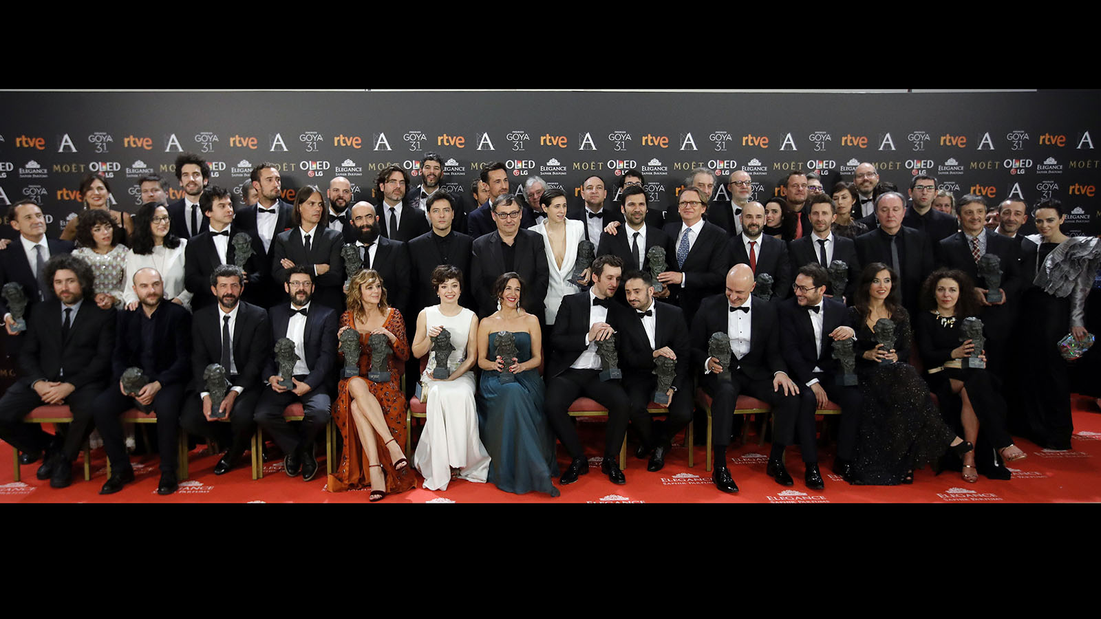 Los premiados posan con sus galardones al término de la gala de entrega de la XXXI edición de los Premios Goya.